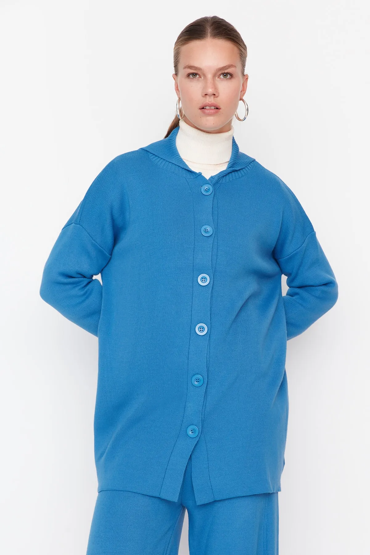 Trendyol Modest  Blaues Strickset mit Cardigan und Hose und Kragendetail TCTAW23US00100