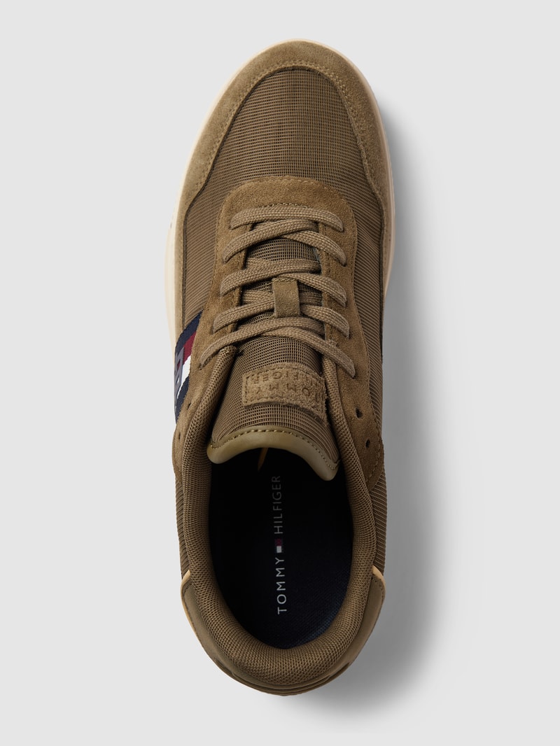 Sneaker mit Label-Stitching in olivgrün