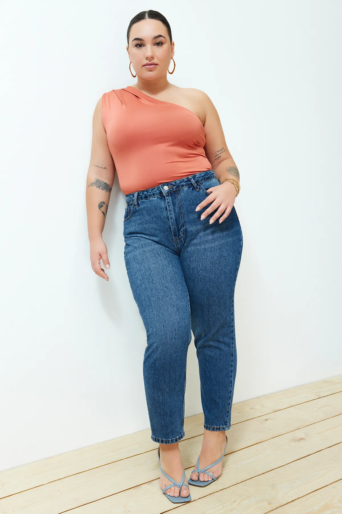 Trendyol Curve  Blaue Mom-Fit-Jeans mit hoher Taille TBBSS24CJ00023