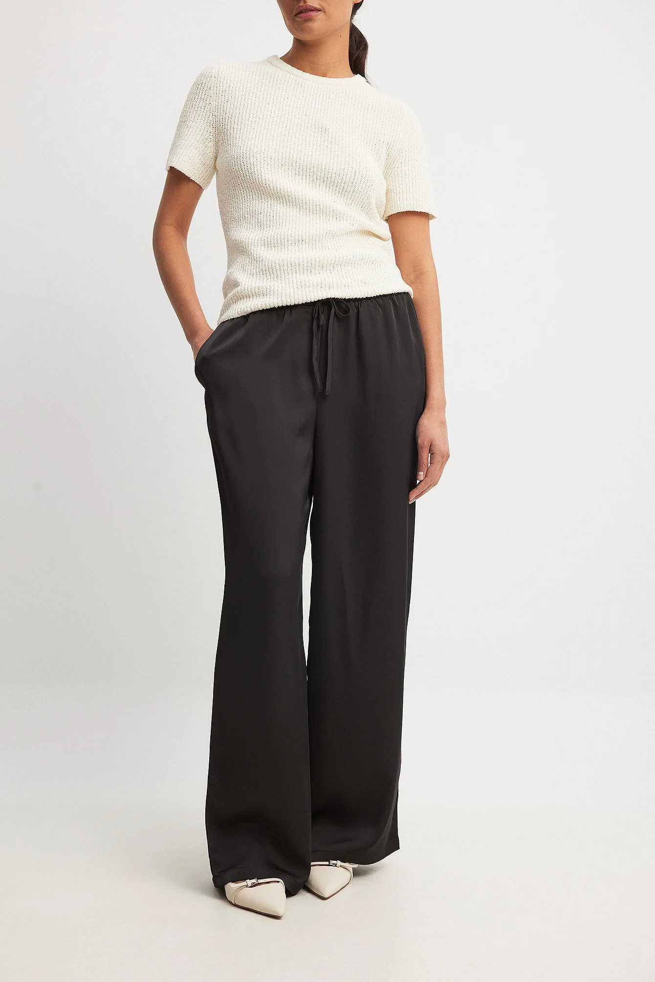 Satin-Hose mit elastischer Taille und mittelhohem Bund