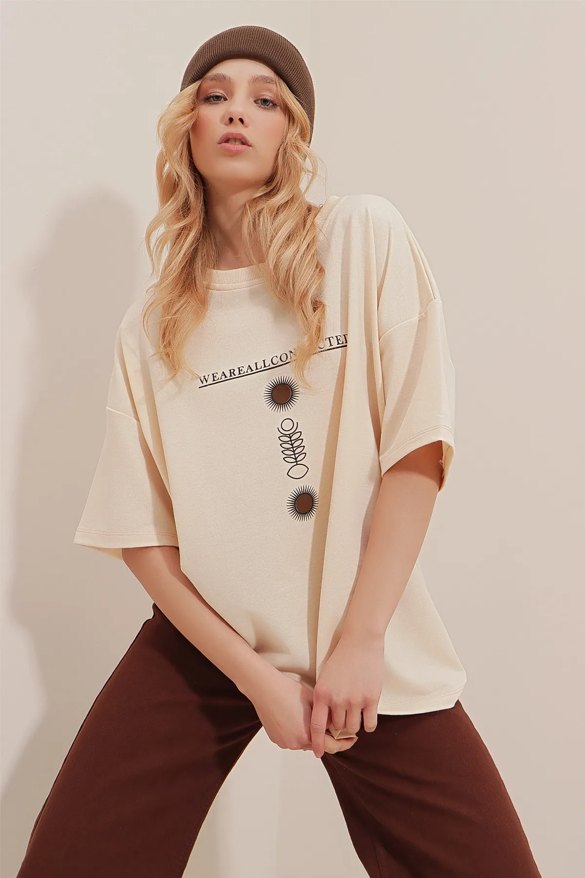 Trend Alaçatı Stili  Bedrucktes Oversize-Unisex-T-Shirt für Damen in Beige mit Rundhalsausschnitt ALC-X9577