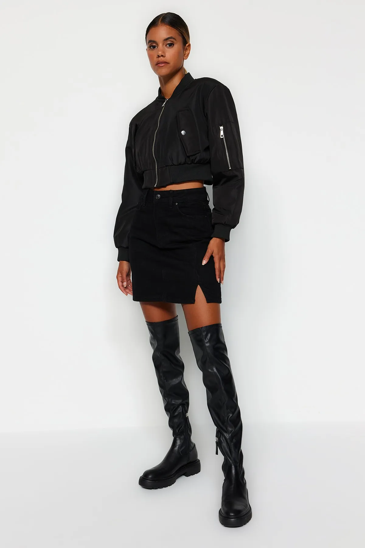 Trendyol Collection  Schwarzer geschlitzter High-Waist-Mini-Jeansrock TWOAW23ET00285