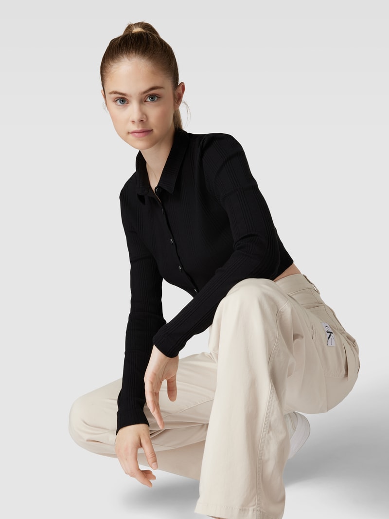 Cropped Strickjacke mit Label-Patch Modell 'BADGE ELONGATED' in black