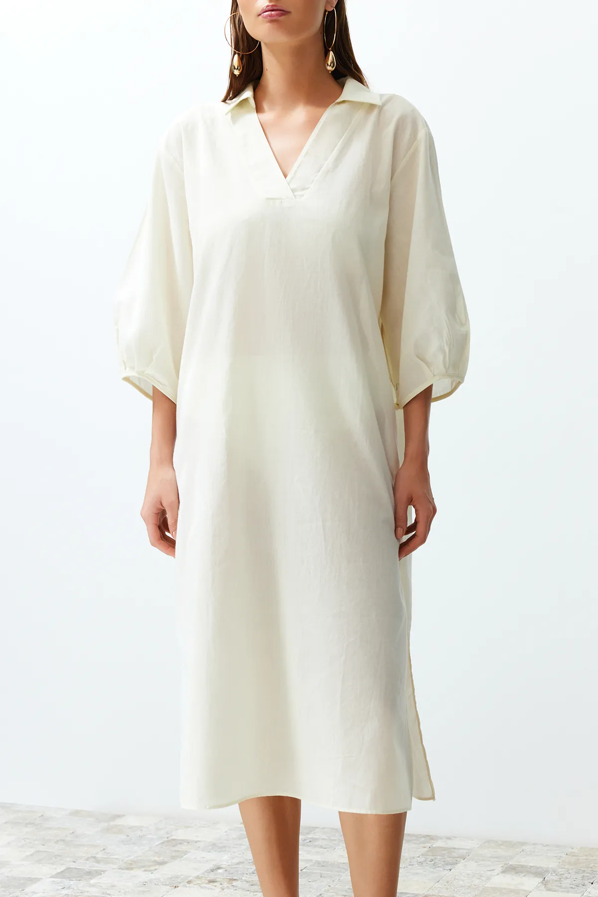 Trendyol Collection  Ecru Wide Fit Midi-Strandkleid mit gewebten Ballonärmeln aus 100 % Baumwolle TBESS22EL0009