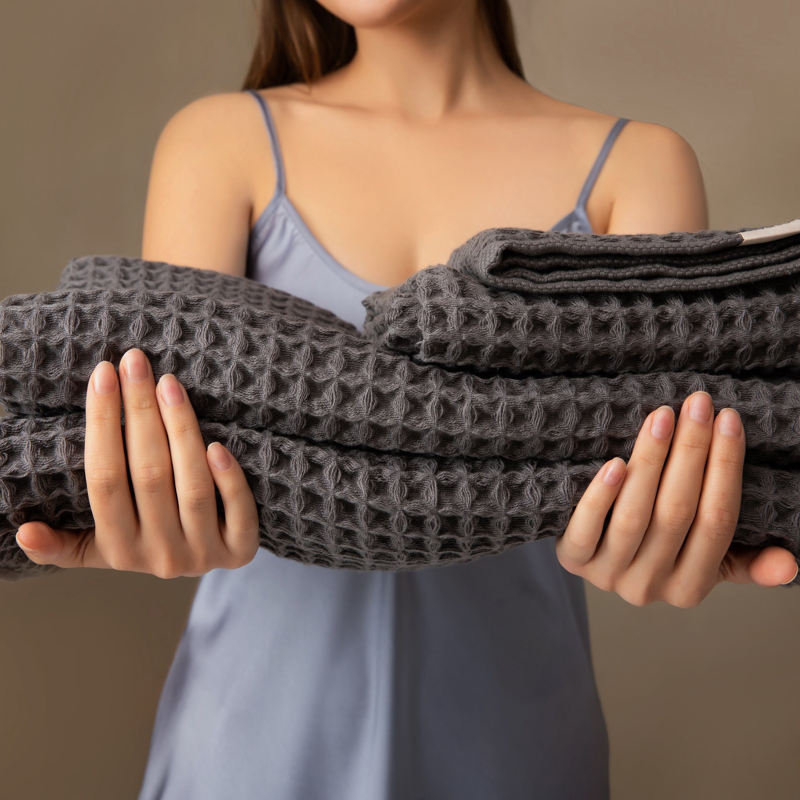 Kosmu Badetuch groß, grau, 170 x 85 cm, (1-St), 70% extrafeine Baumwolle und 30% hochwertige Naturseide