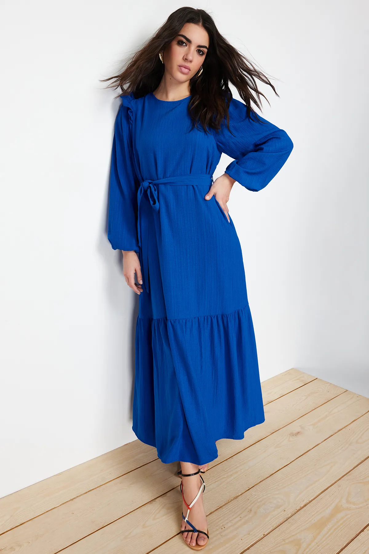 Trendyol Modest  Blauer Rüschenrock mit Gürtel und Volants, gefüttertem Viskose-Mischgewebe-Kleid TCTSS23EB00290