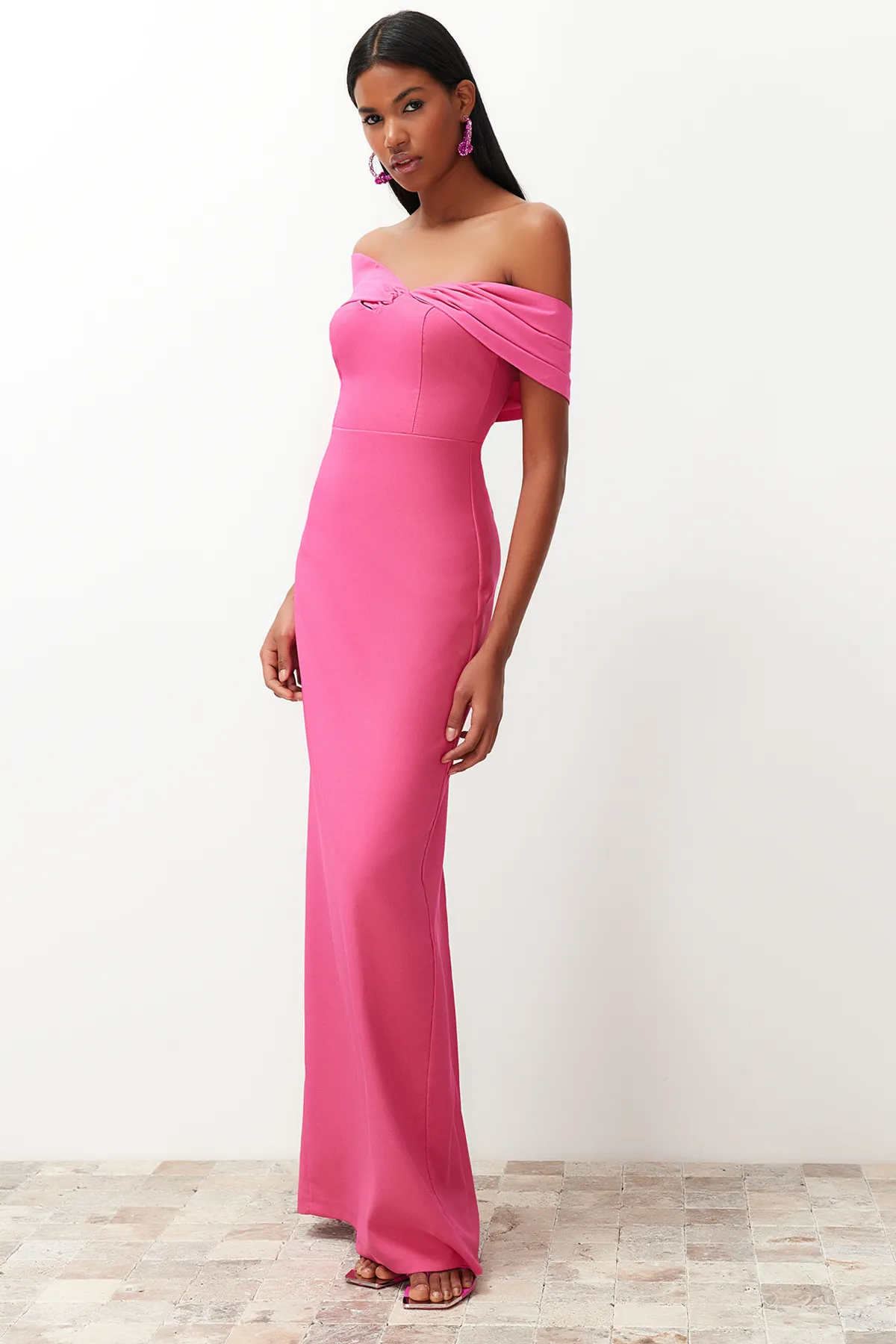 Trendyol Collection  Rosafarbenes, figurbetontes, asymmetrisches Popeline-Abendkleid mit detailliertem Kragen TPRSS24AE00084