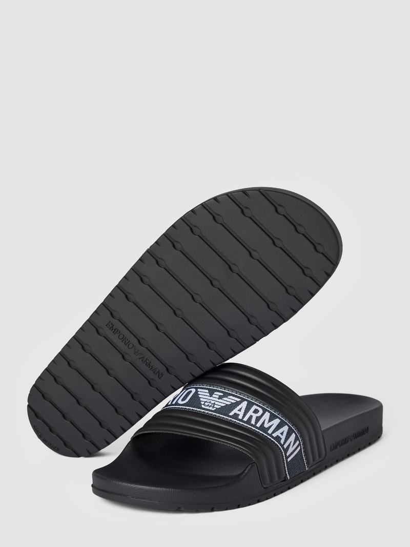 Slides mit Label-Detail in schwarz