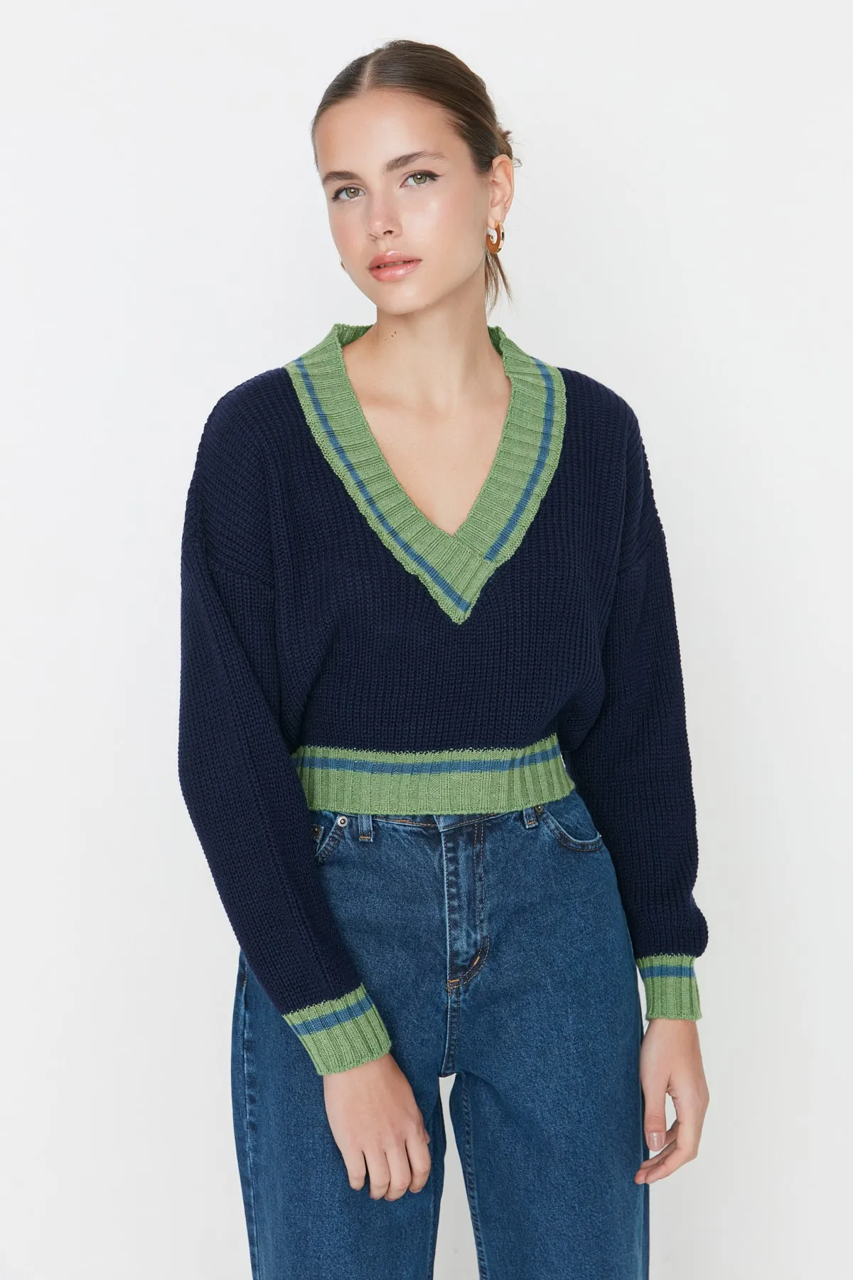 Trendyol Collection  Marineblauer kurzer Strickpullover mit V-Ausschnitt TWOAW22KZ1492