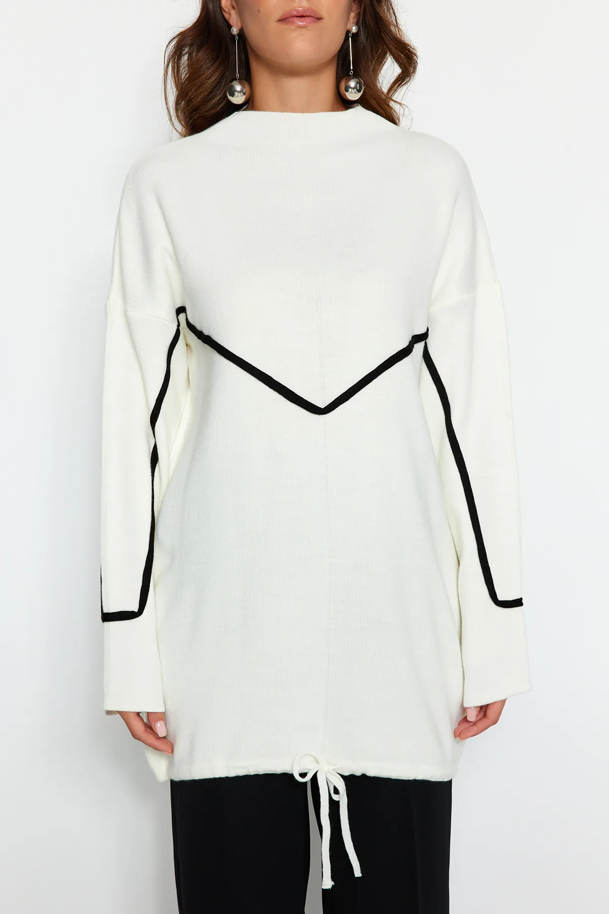 Trendyol Modest  Ecrufarbener Strickpullover mit Streifenpaspelierung und detailliertem Muster TCTAW22AK0002