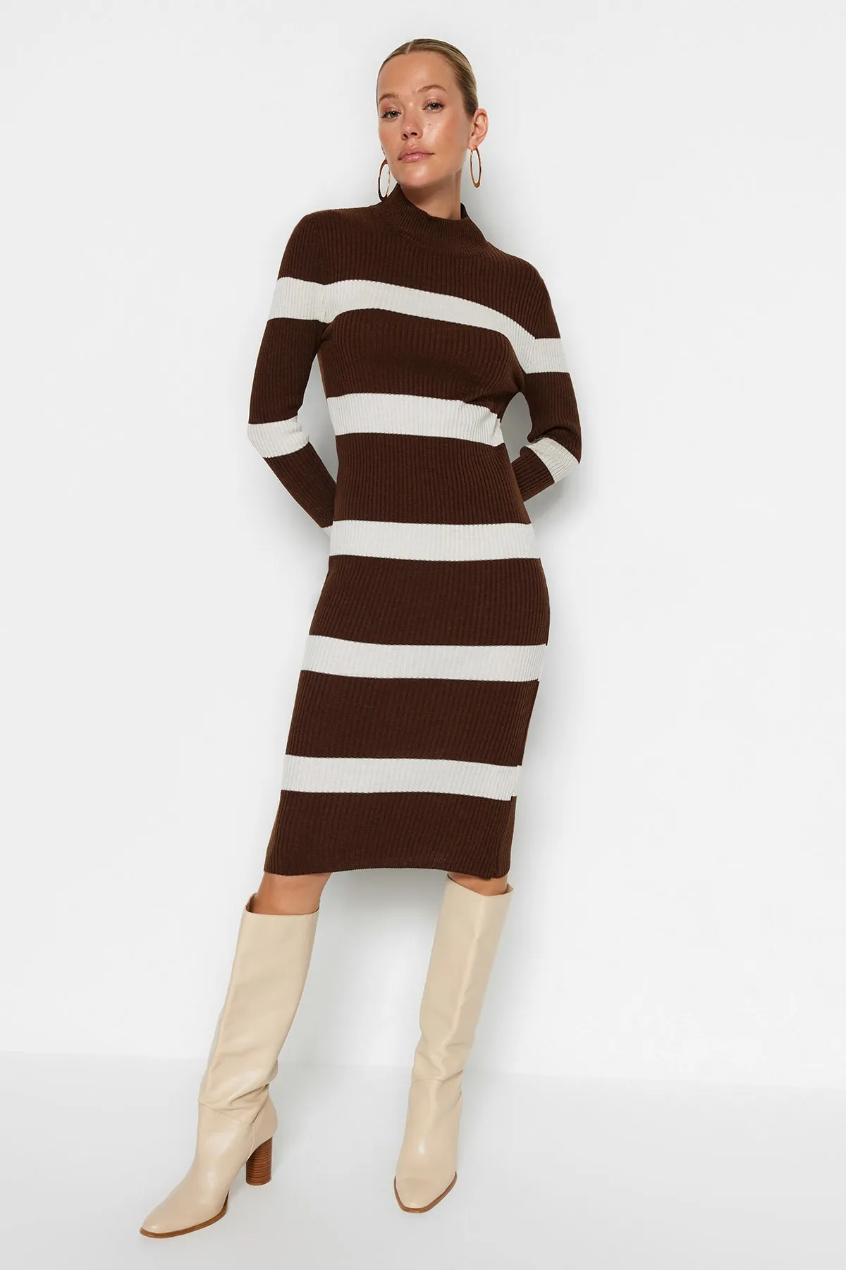 Trendyol Collection  Braunes Midi-Strickkleid mit hohem Kragen TWOAW23EL00226