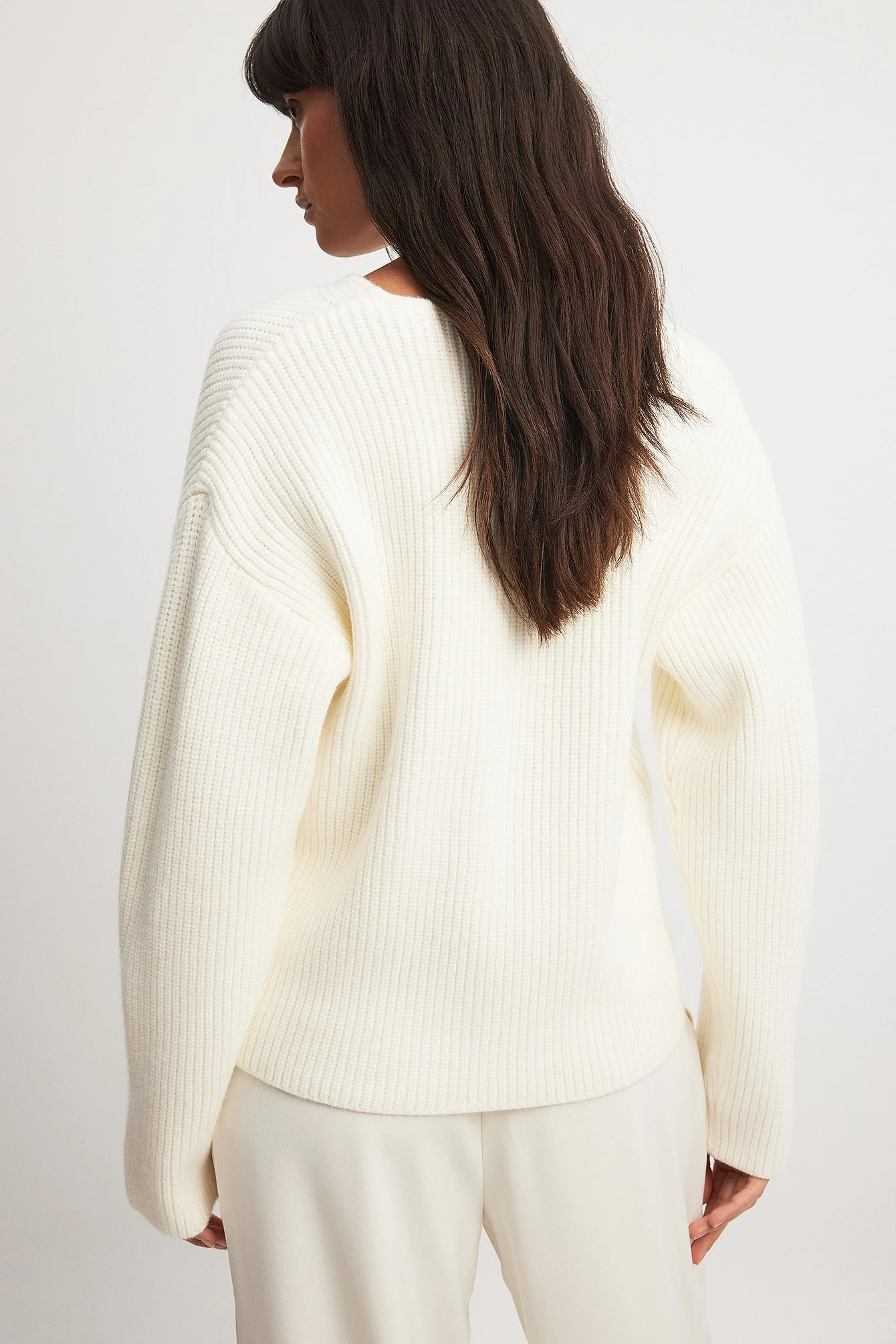 Rippstrickpullover mit tiefem V-Ausschnitt