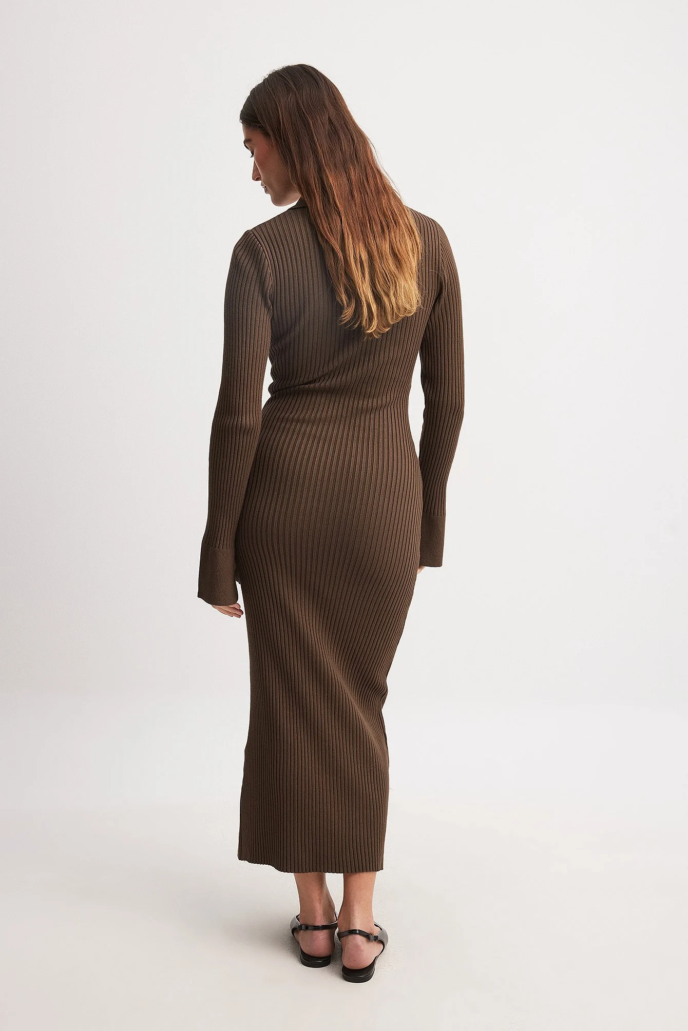 Rippenstrick-Kleid mit Trompetenärmeln