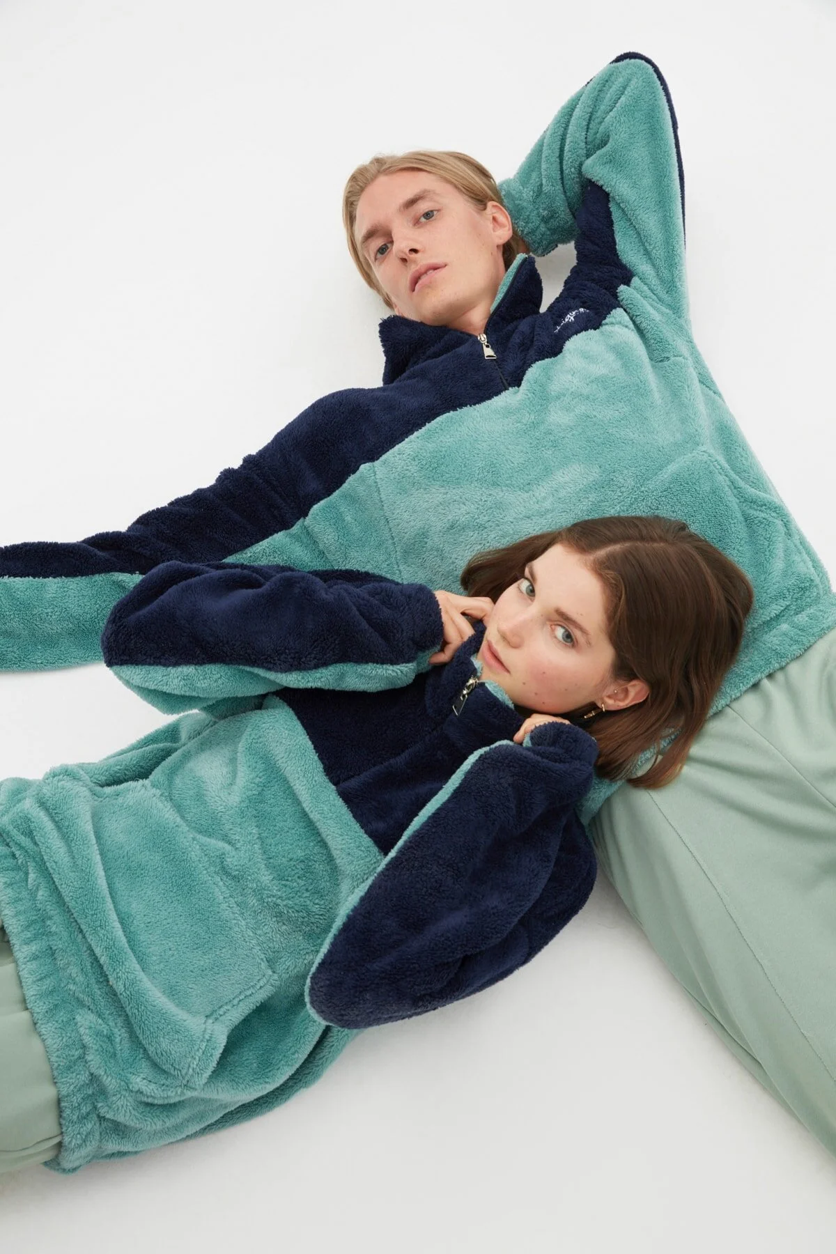Trendyol Collection  Blaues Unisex-Sweatshirt in Übergröße/Weitschnitt, Farbblock, minimale Stickerei, warmes Plüsch-Sweatshirt TMNAW22SW1477