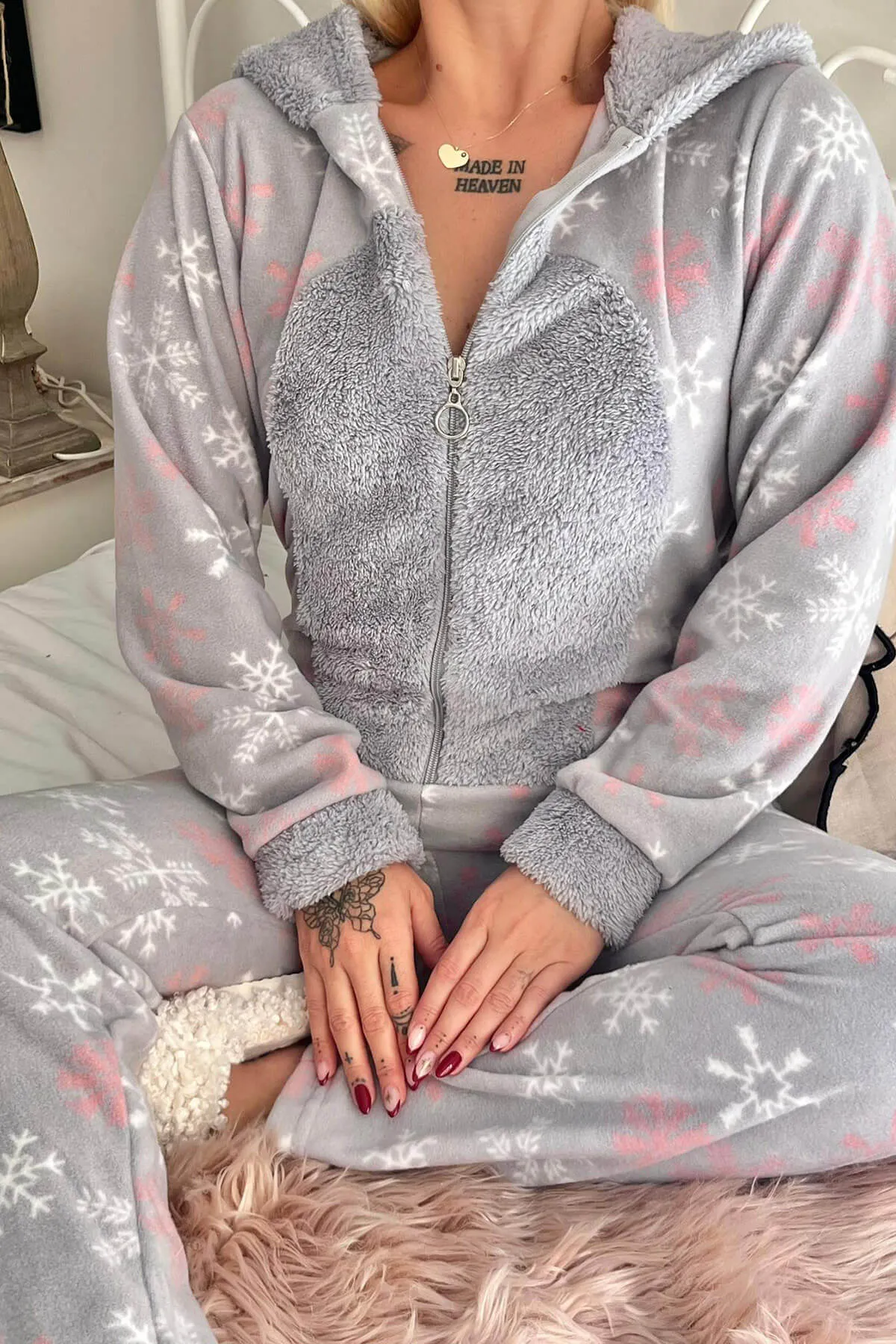 Pijamaevi  Grauer Fleece-Plüsch-Overall-Pyjama für Damen mit Schneeflockenmuster