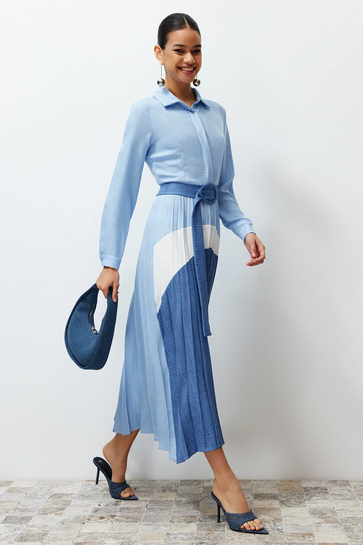Trendyol Modest  Blaues, gewebtes Hemdkleid mit Blockfarben TCTSS24EB00119