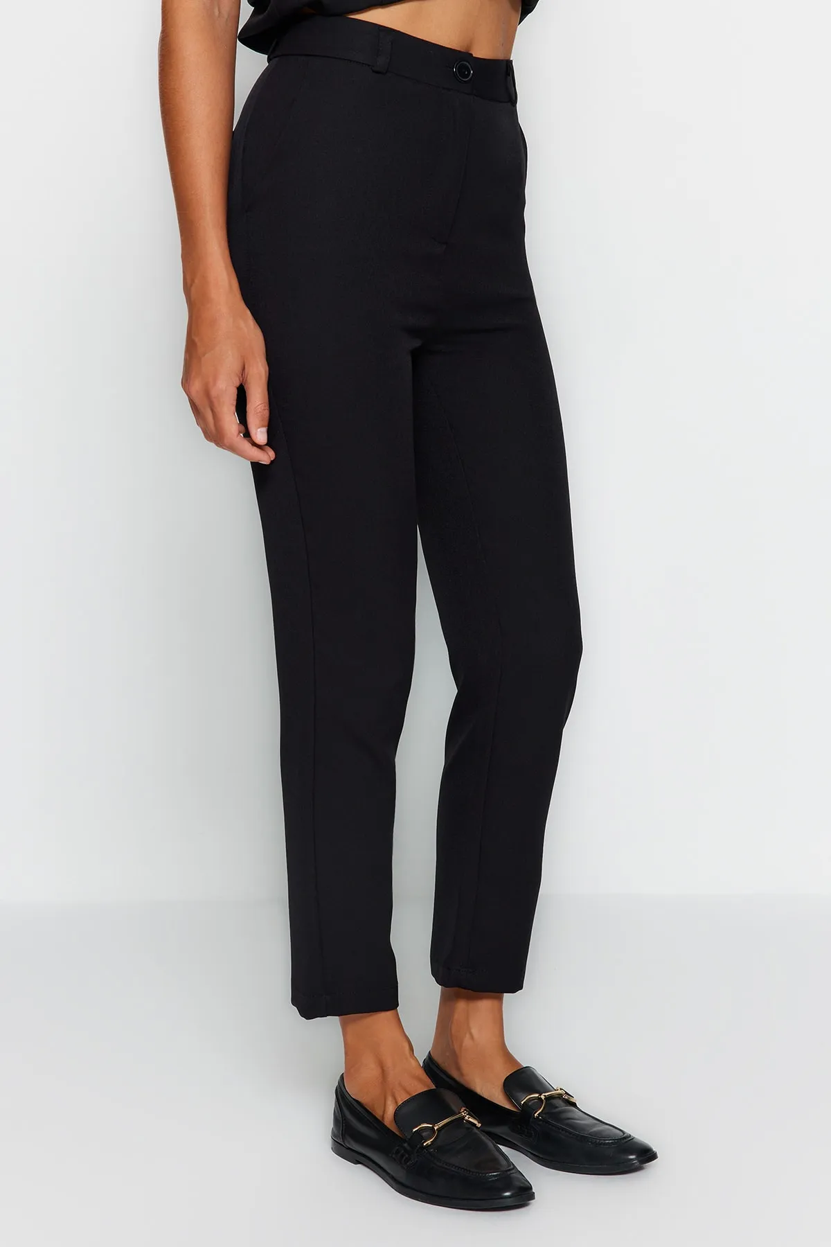 Trendyol Collection  Schwarze, gewebte Basic-Hose mit schmalem Bein und Zigarettenmuster TWOSS19ST0038