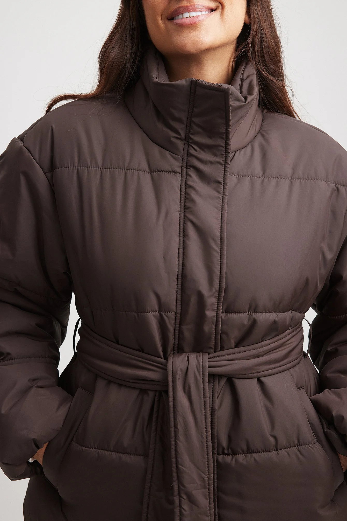 Kurze, gefütterte Jacke mit Gürtel