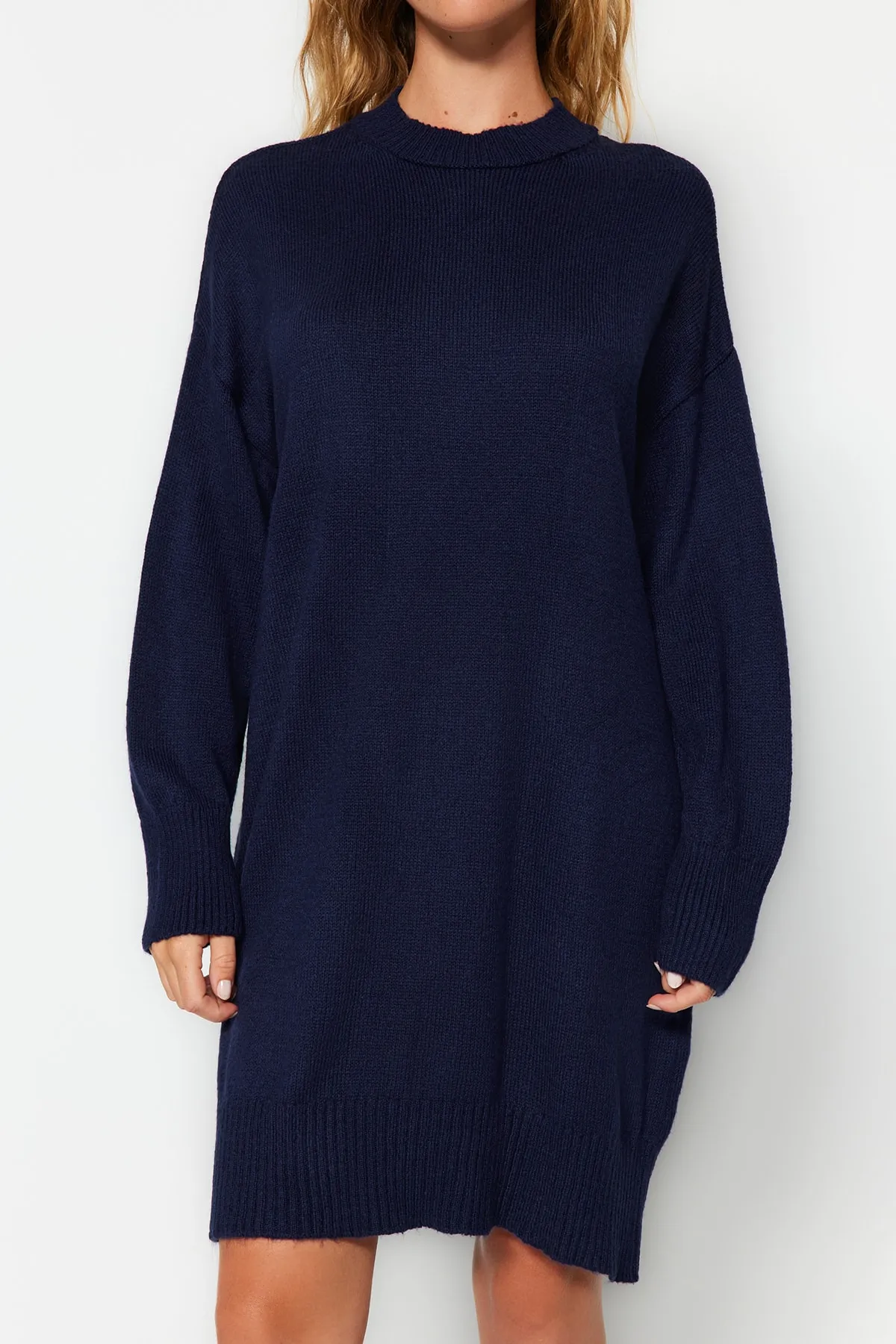 Trendyol Collection  Marineblaues Mini-Strickkleid mit Rundhalsausschnitt TWOAW24EL00035