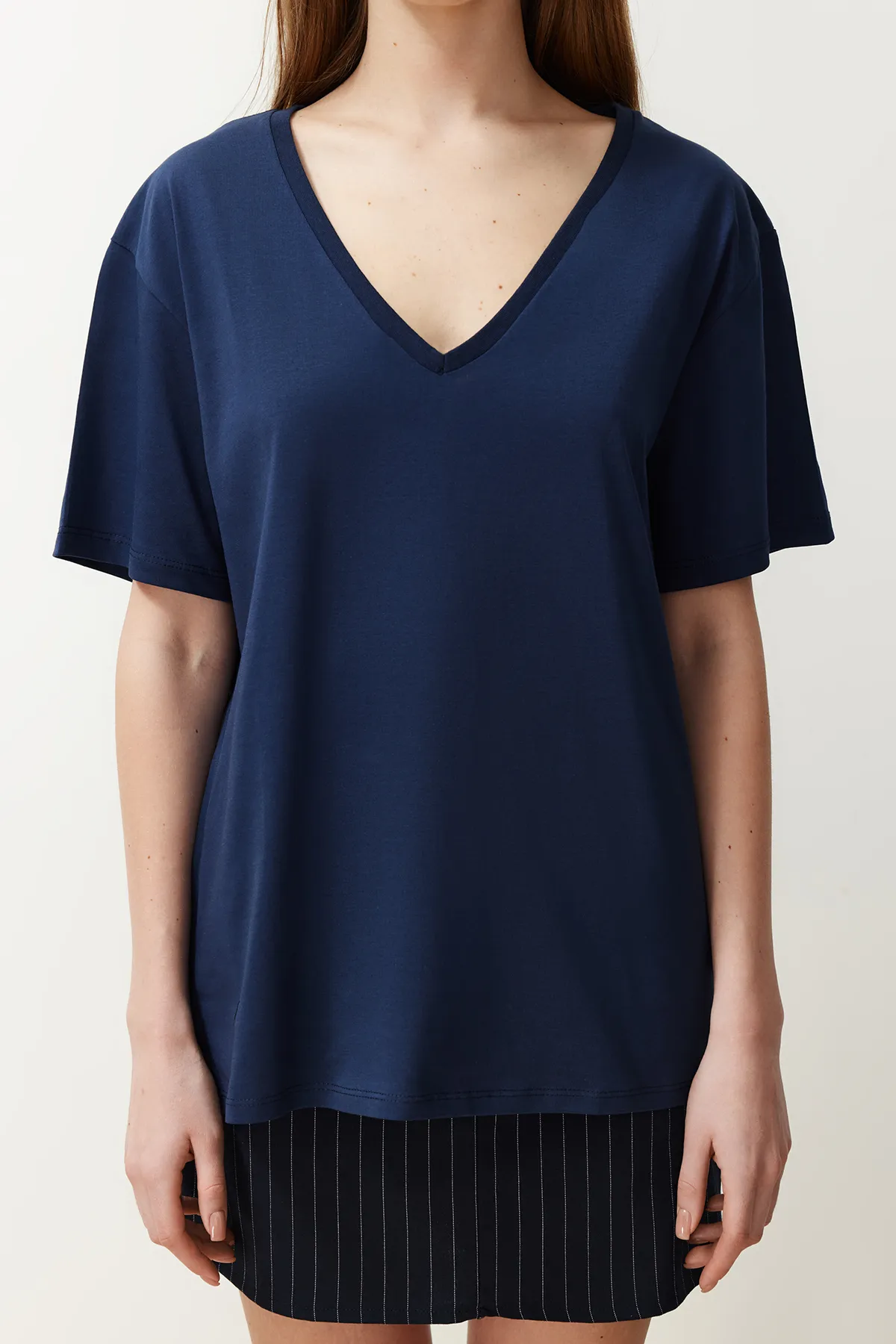 Trendyol Collection  Marineblaues, übergroßes/weites Strick-T-Shirt mit V-Ausschnitt, 100 % Baumwolle TWOSS23TS00003