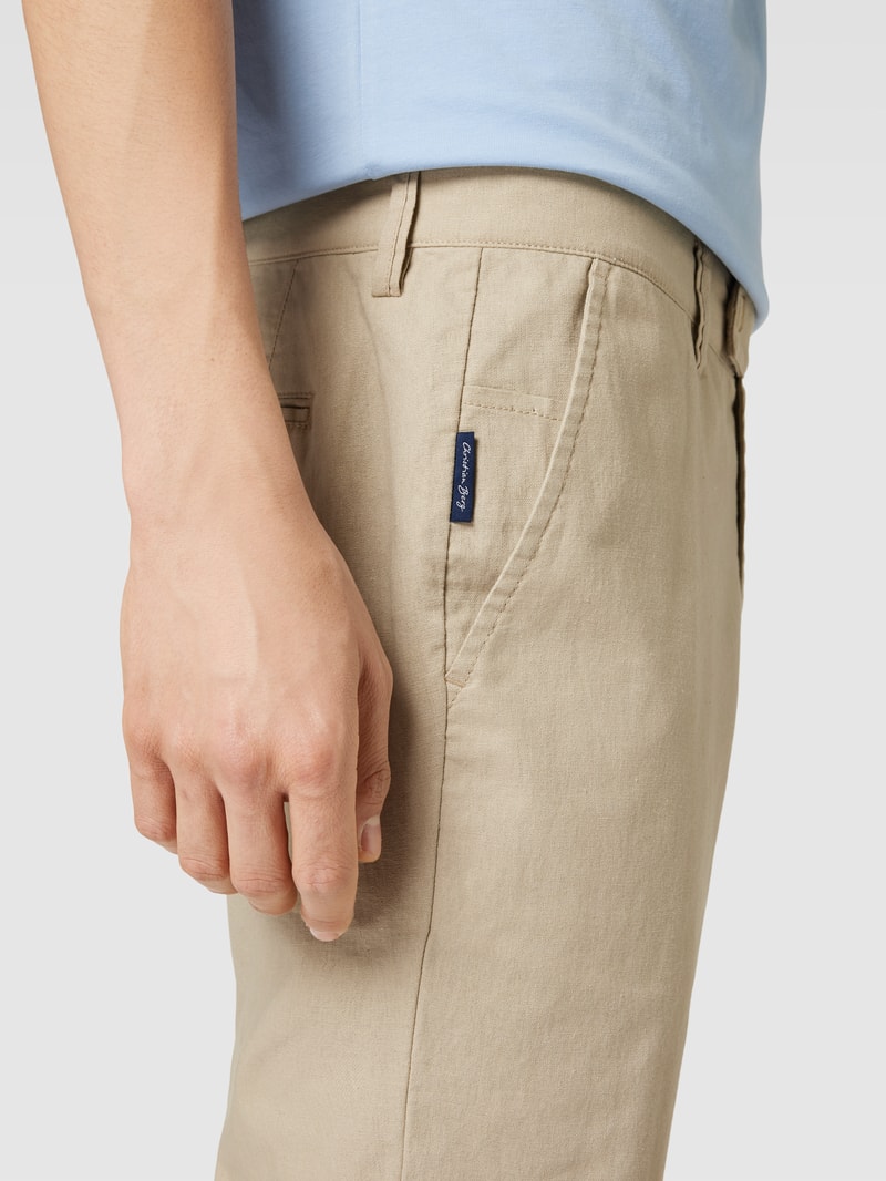Chino mit französischen Eingrifftaschen in sand