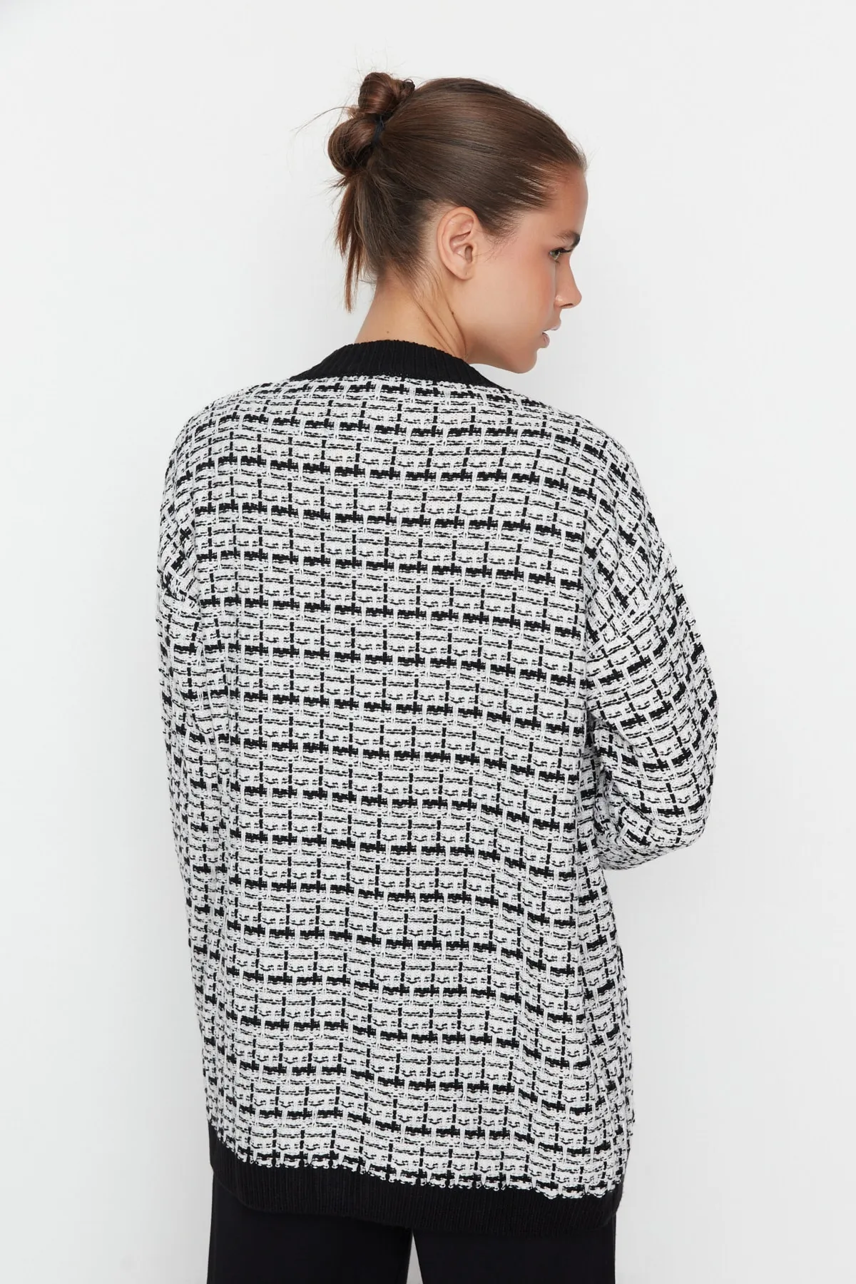 Trendyol Collection  Schwarzer, glitzernder Strickcardigan in Tweed-Optik mit weiter Passform TWOAW21HI0250