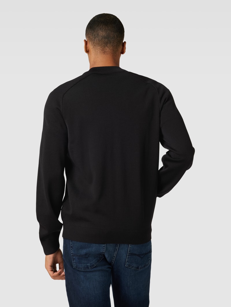Strickjacke aus Schurwolle mit kleinem Stehkragen in schwarz