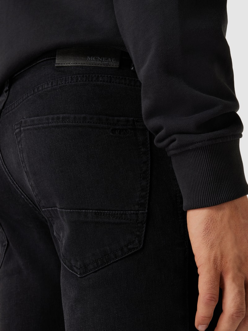 Jeans mit Label-Patch in dunkelgrau