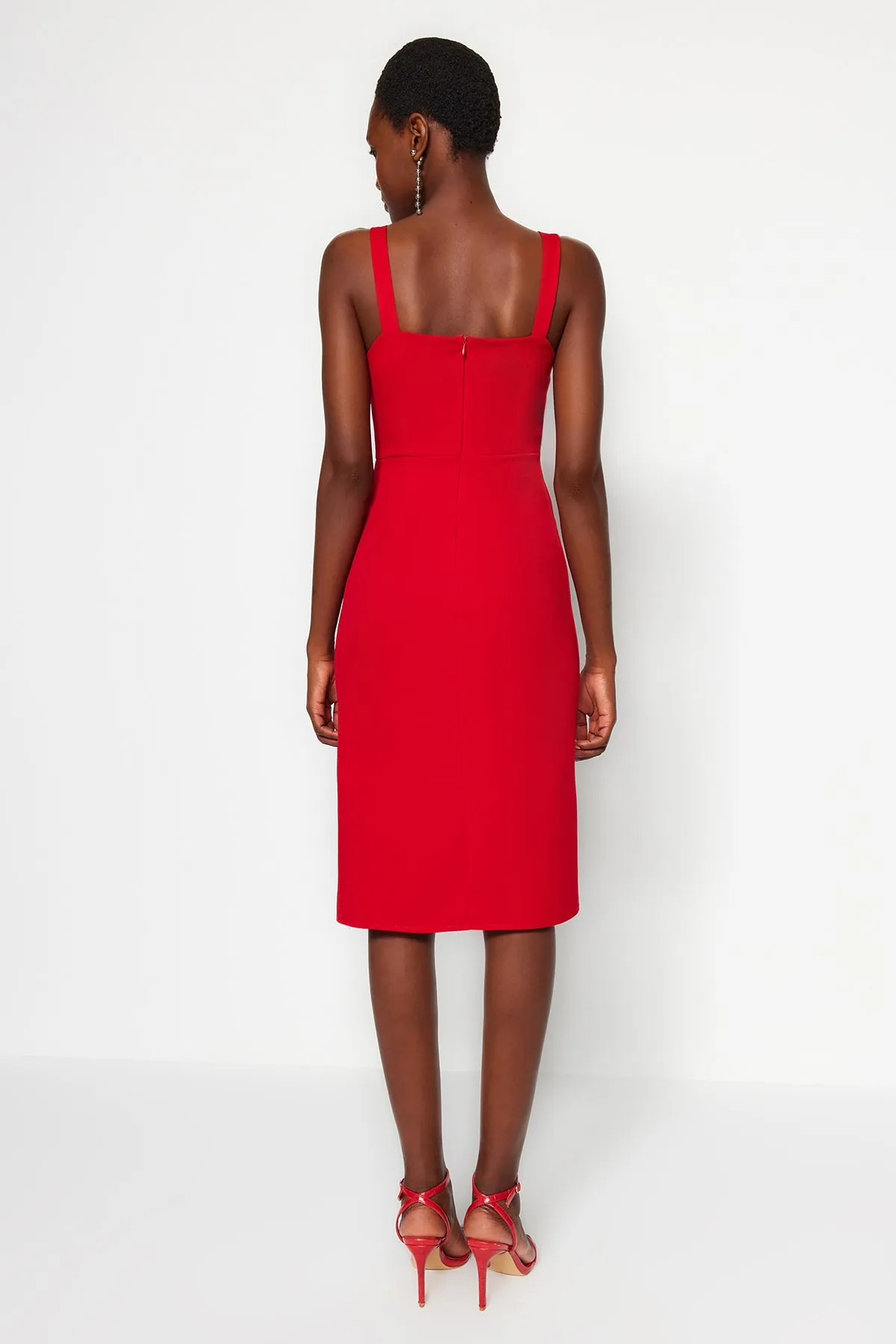 Trendyol Collection  Rotes, körperbetontes Midi-Webkleid mit Ösen, Schlitz und quadratischem Kragen TWOSS19EL0079