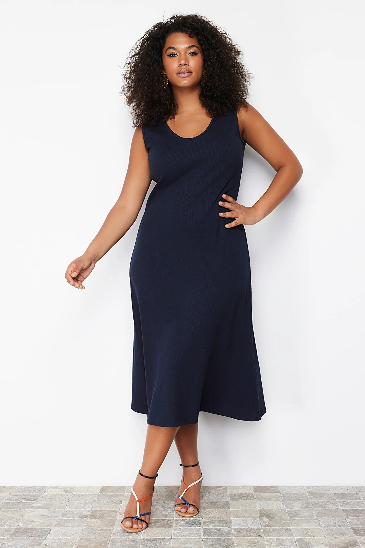 Trendyol Curve  Marineblaues schnurgebundenes Midi-Strickkleid in A-Linie TBBSS24AH00130