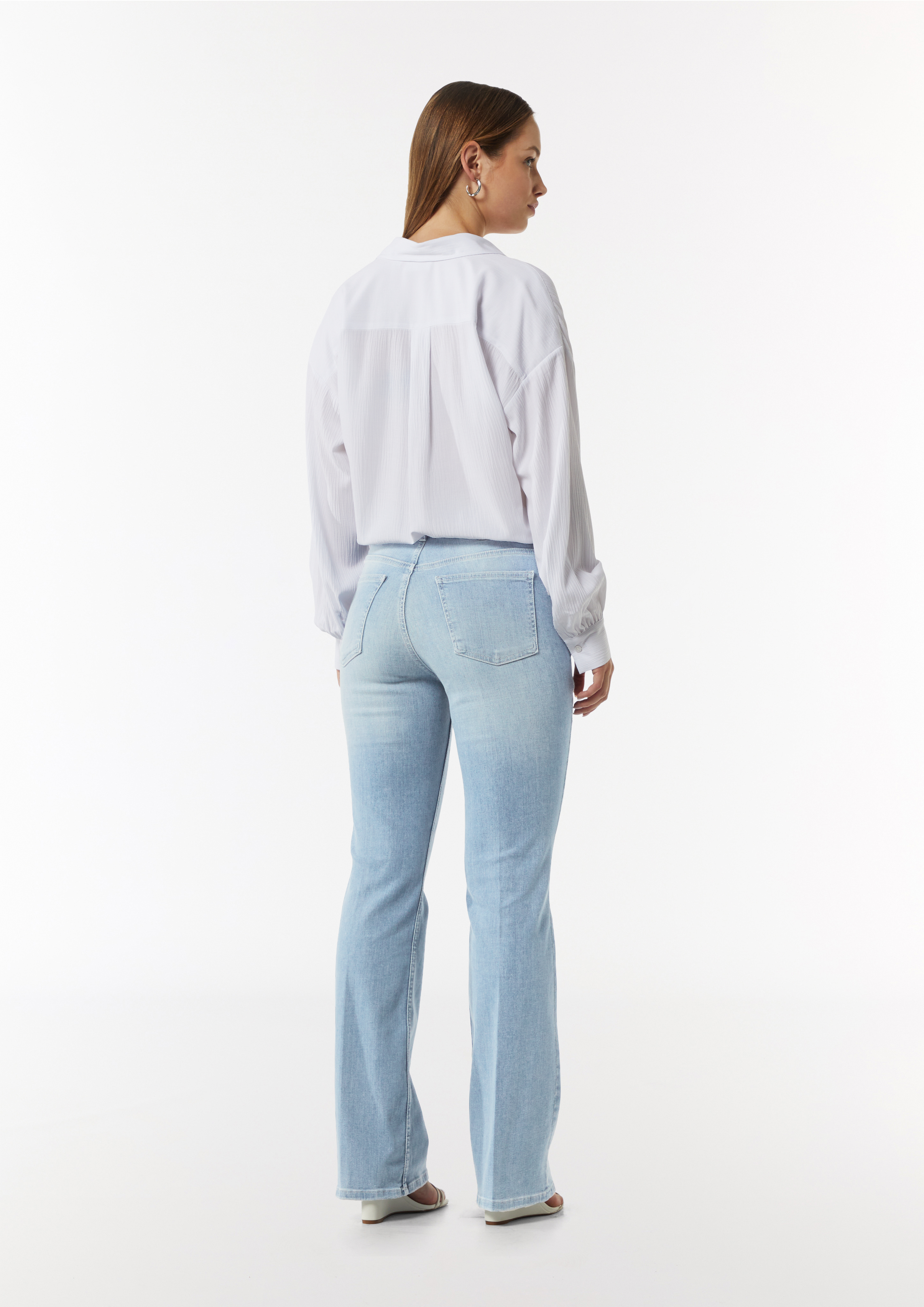 Flared Leg-Jeans mit Bügelfalten - blau