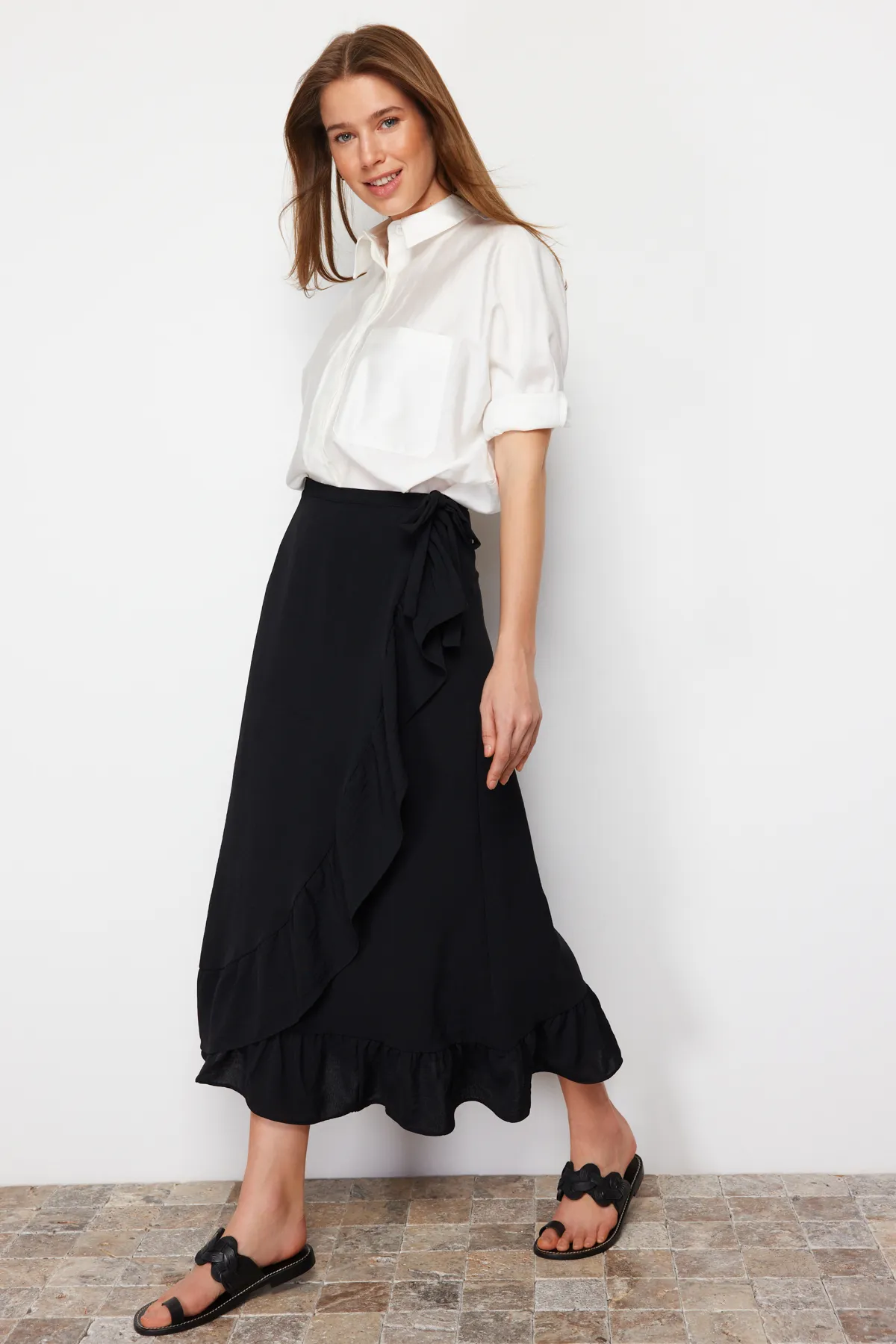 Trendyol Modest  Schwarzer Wickelrock mit Volant aus Webstoff TCTSS21ET0579