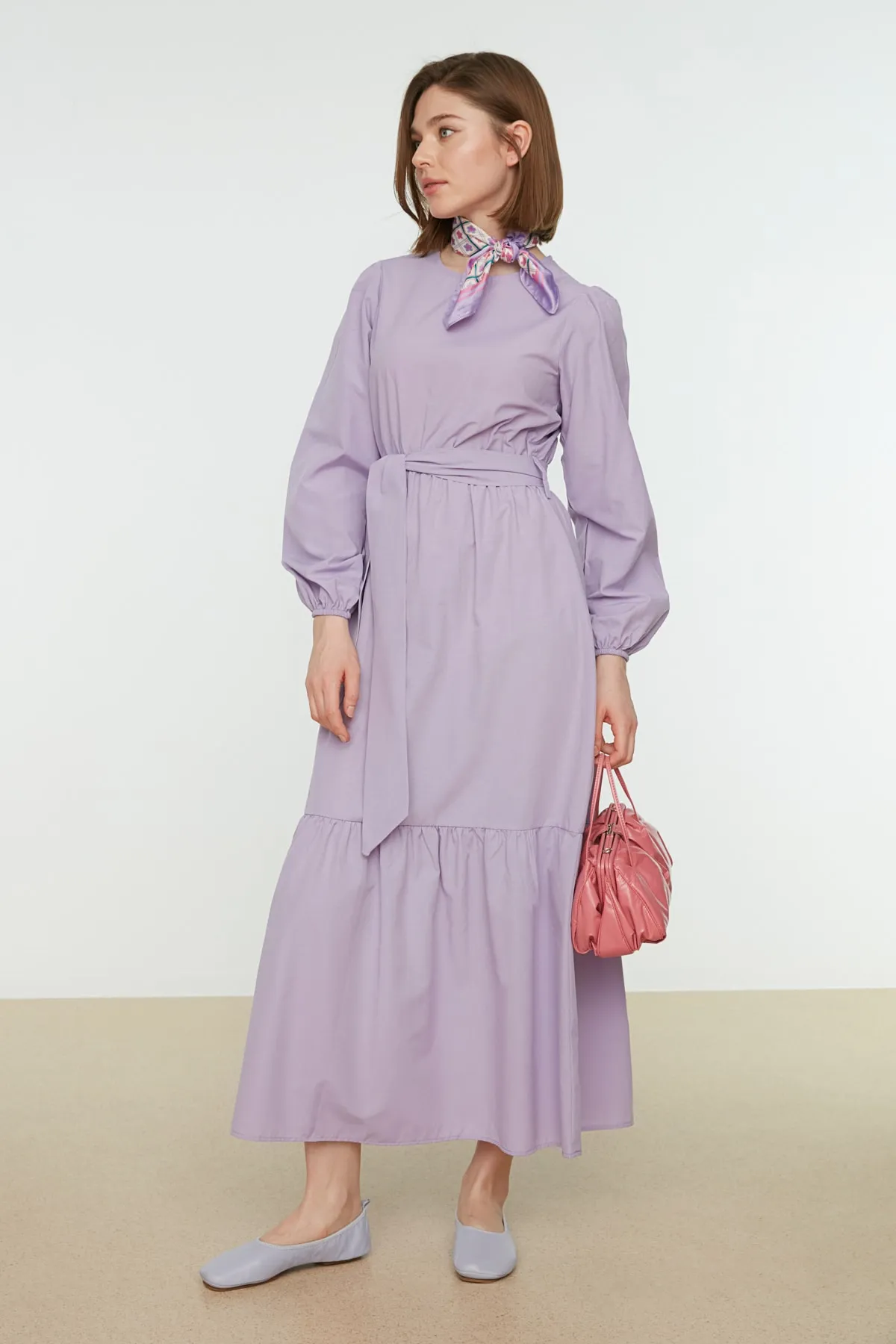 Trendyol Modest  Lila gewebtes Kleid mit Rundhalsausschnitt und Taillengürtel TCTSS21EL3330