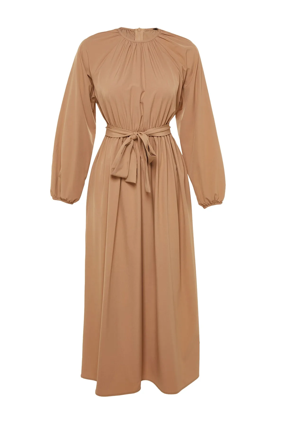 Trendyol Modest  Kamelfarbenes, gewebtes Kleid aus Fallschirmstoff mit Gürtel und Raffung in weiter Passform TCTSS23EB00253