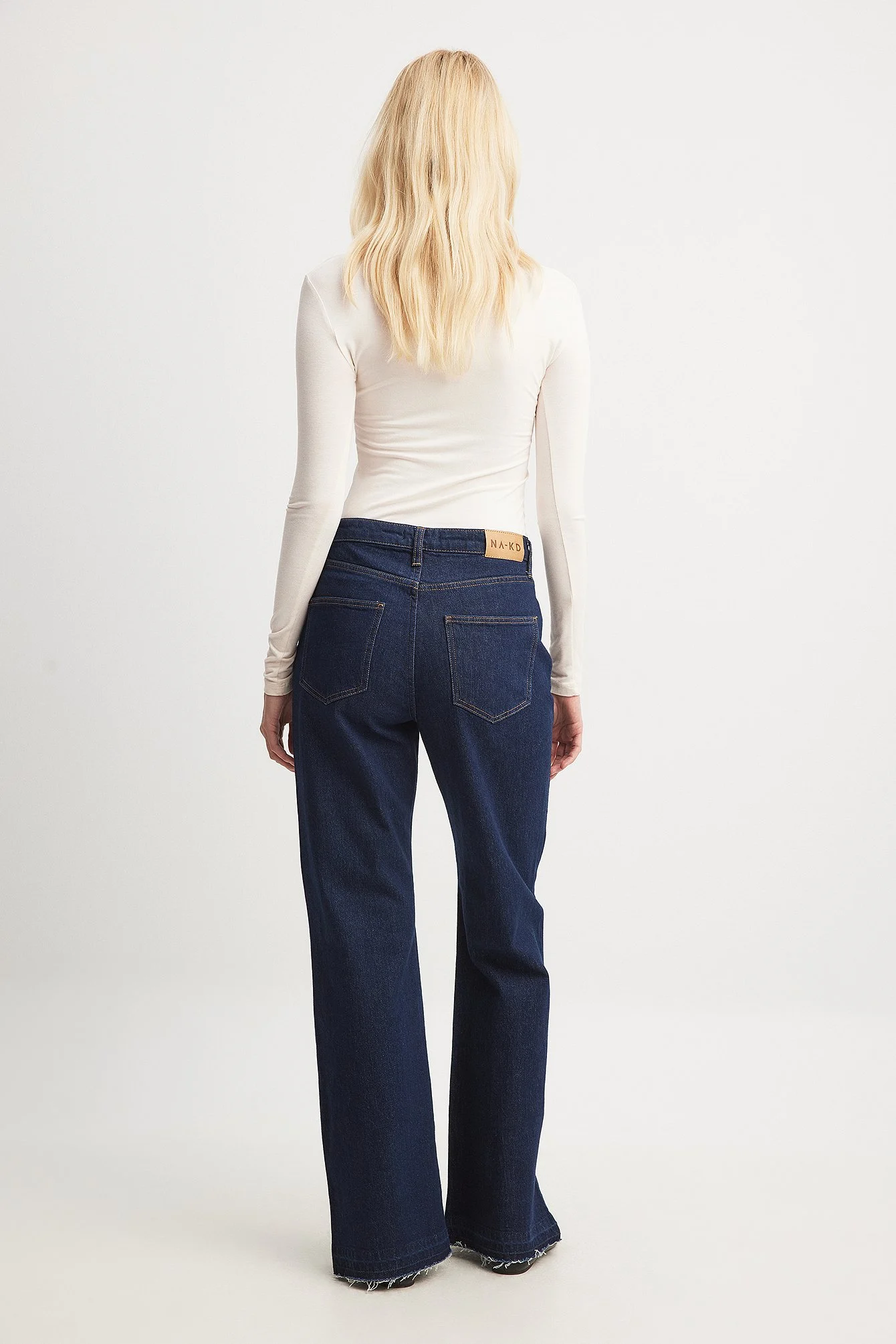 Jeans mit Schlitz und offener Kante