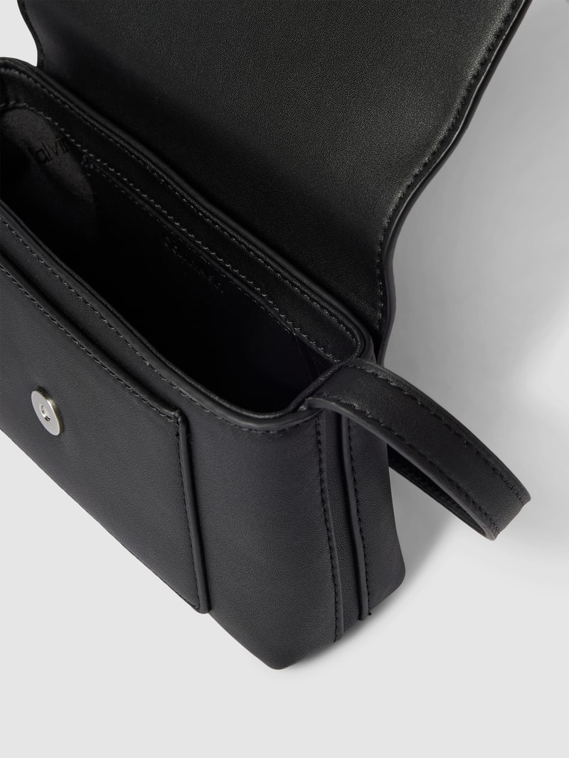 Umhängetasche in Leder-Optik in schwarz