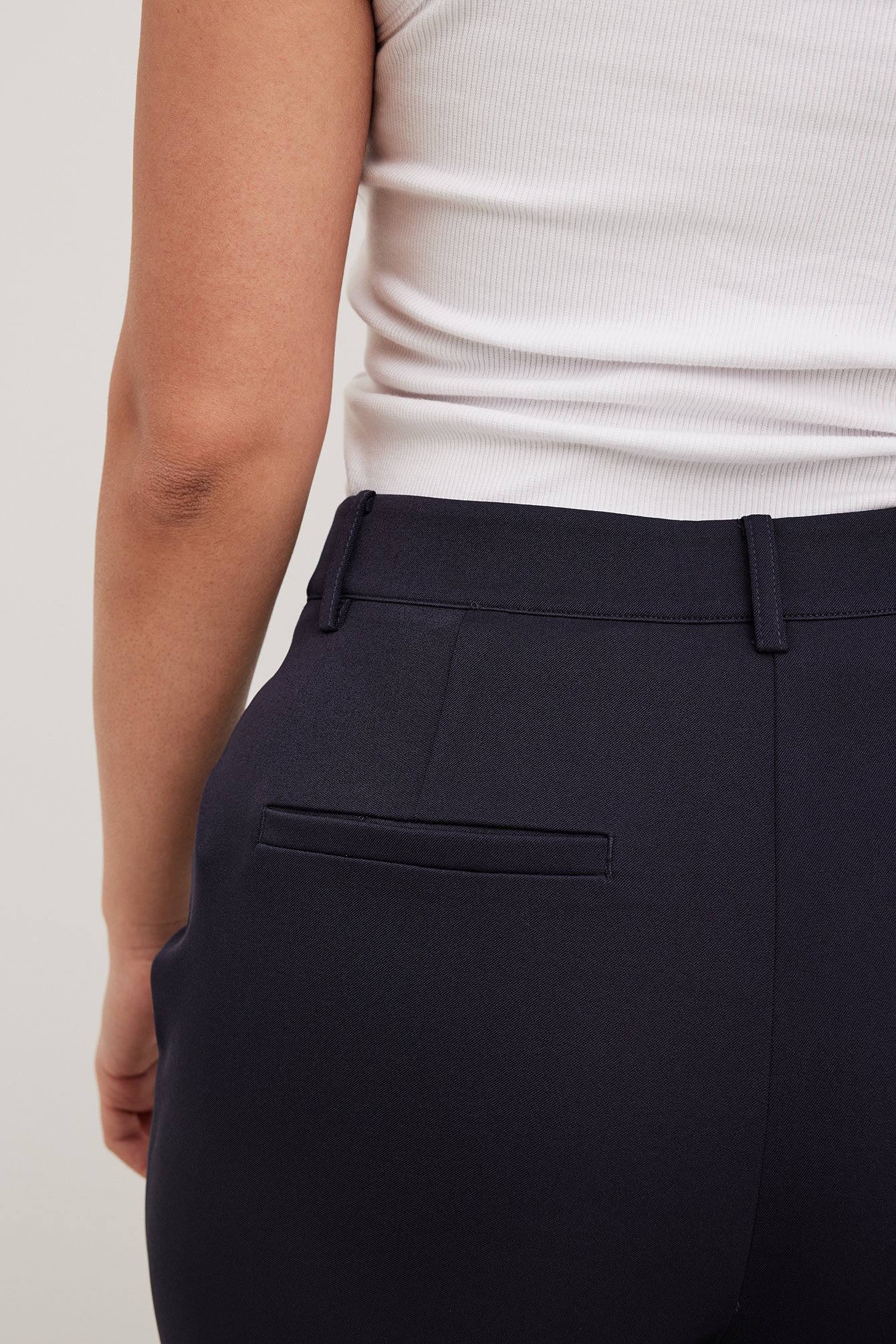 Cropped-Anzughose mit mittlerer Taille und geradem Bein