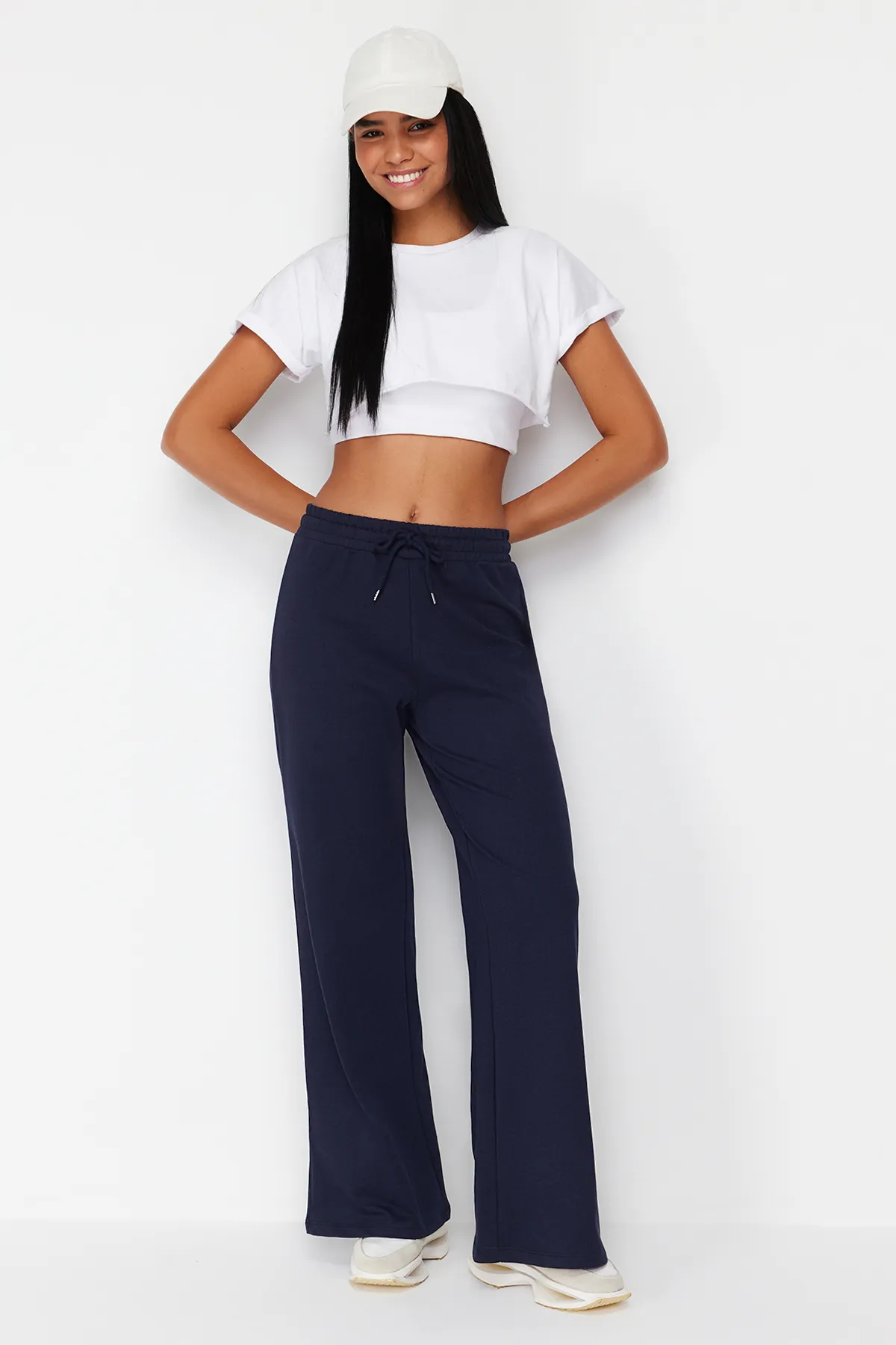 Trendyol Collection  Dunkelblaue Sport-Jogginghose mit weitem Bein und dünnem Strick TWOAW22EA0053