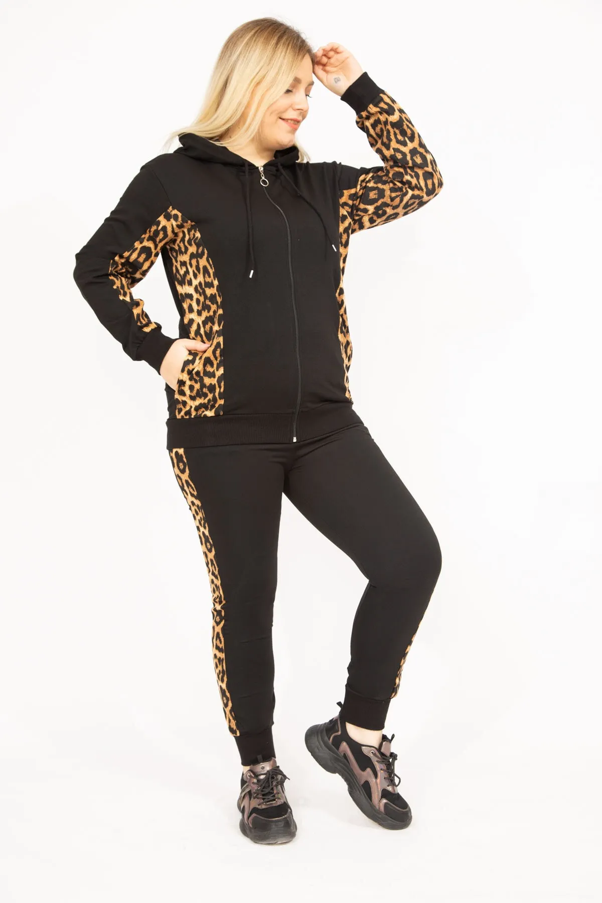 Şans  Schwarzes Damen-Sweatshirt-Hose-Set mit Kapuze, großes Leopardenmuster, 65n35744