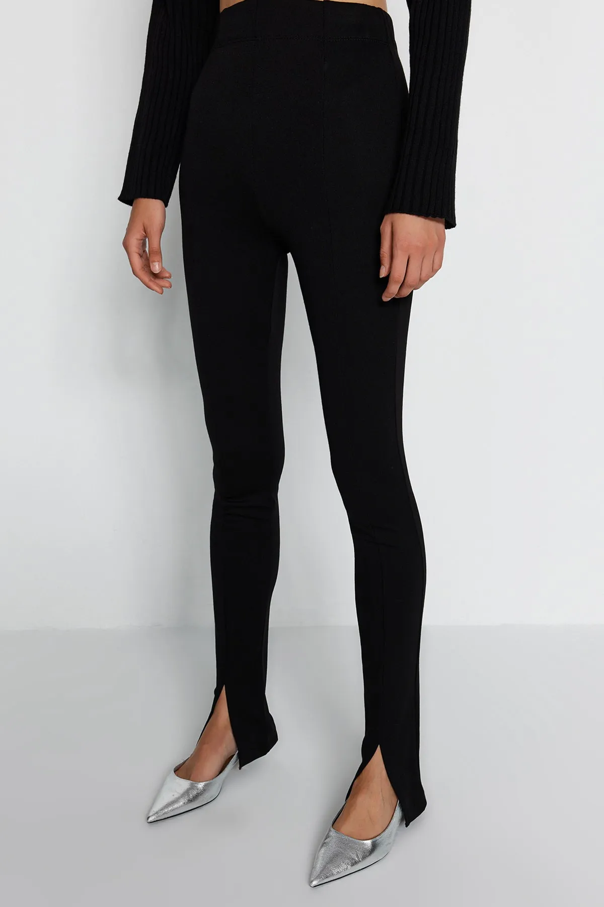 Trendyol Collection  Schwarze lange Strickhose mit Schlitz und detaillierten Details