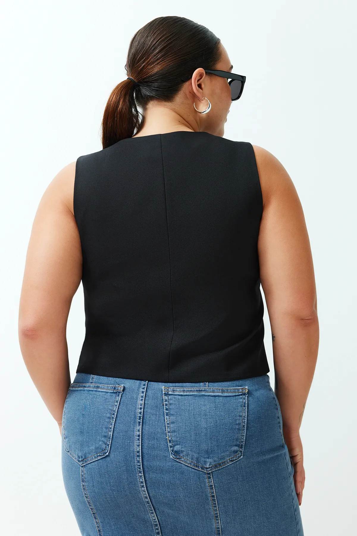 Trendyol Curve  Schwarze gewebte Weste mit Knöpfen TBBSS24BH00003