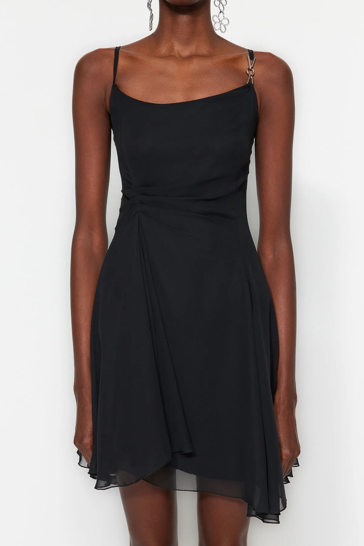 Trendyol Collection  Schwarzes Chiffon-Abendkleid mit offener Taille/Skater-Futter TPRSS23EL00033