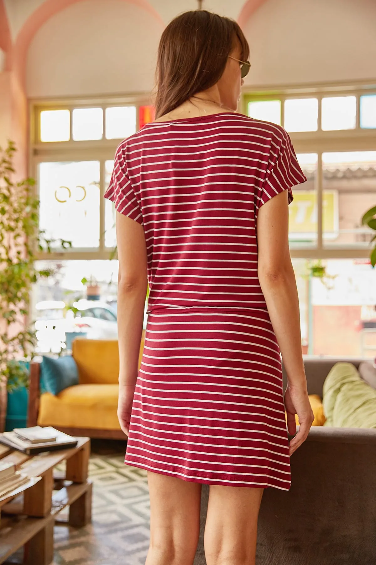 Olalook  Damenkleid in Weinrot mit schmaler, gestreifter Taille und Spitzentaschen, ELB-19000556