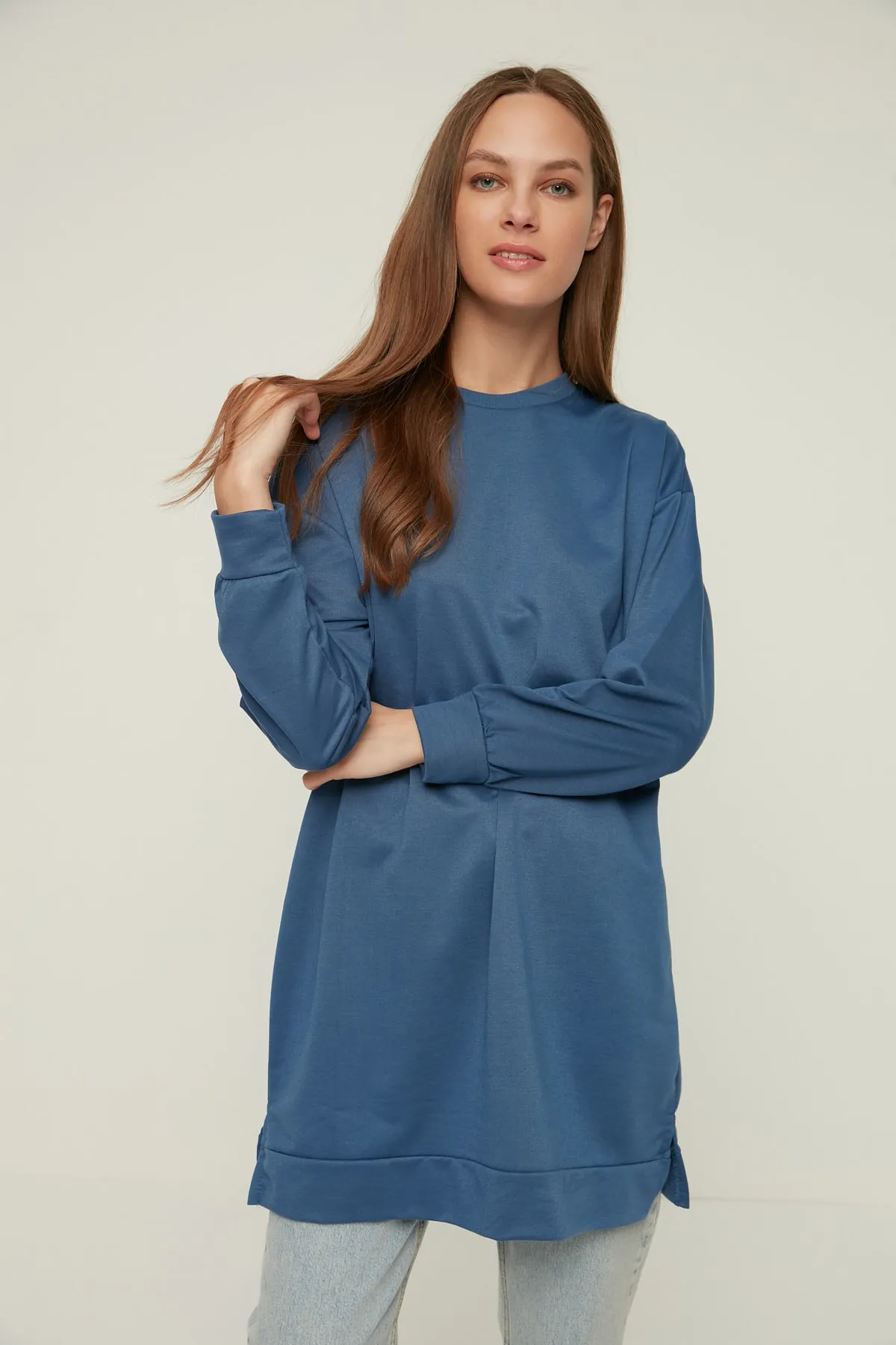 Trendyol Modest  Indigofarbenes Basic-Strick-Sweatshirt mit Rundhalsausschnitt und Schlitz und detailliertem Ausschnitt TCTAW22TW0138