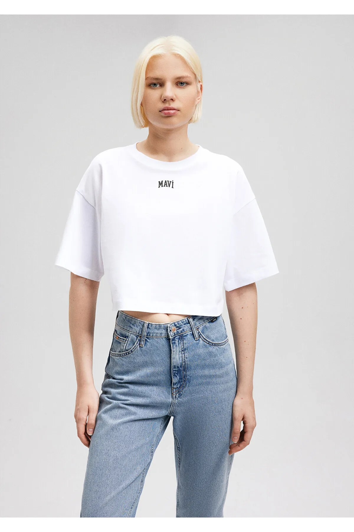 Mavi  Weißes Crop-T-Shirt mit Logo-Print, Crop / Short Cut 1611585-620