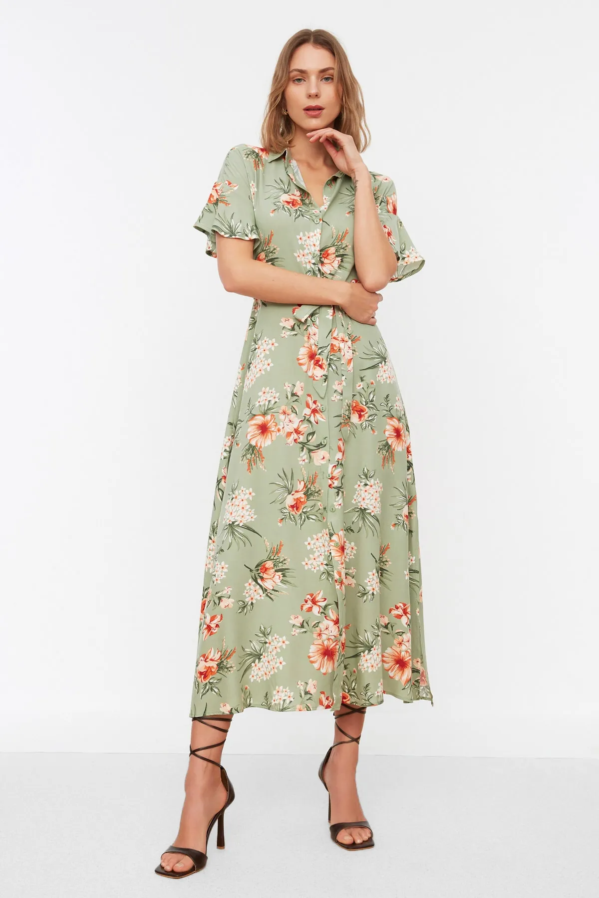 Trendyol Collection  Mehrfarbiges, gewebtes Maxi-Hemdkleid aus Viskose mit Blumendruck und Gürtel TWOSS19EL0094