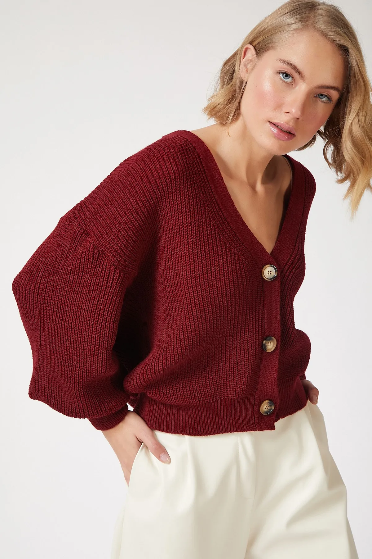 Happiness İstanbul  Burgunderrote Strickjacke mit V-Ausschnitt und Knöpfen für Damen ZA00025