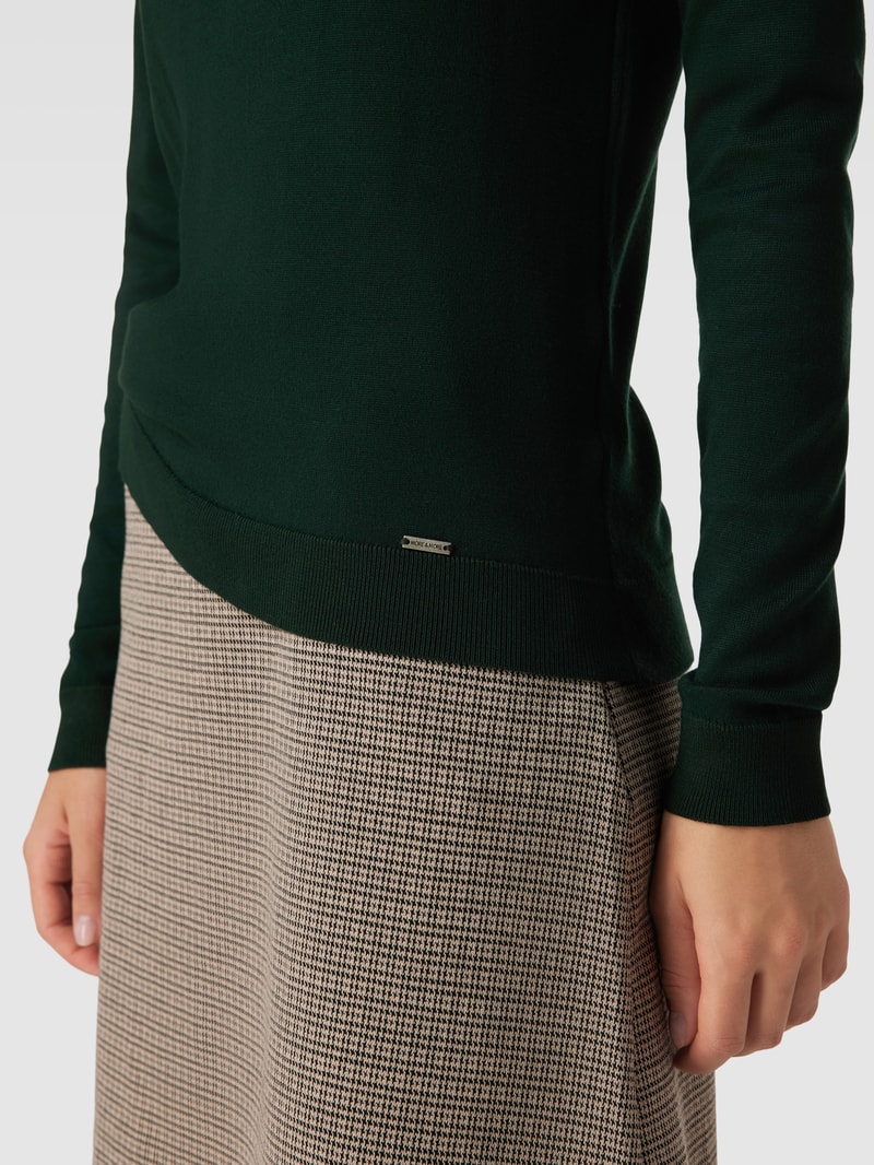 Rollkragenpullover in unifarbenem Design mit Label-Detail in bottle