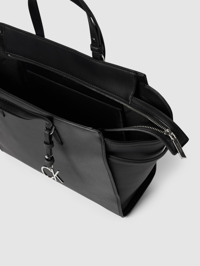 Handtasche mit Label-Applikation in schwarz