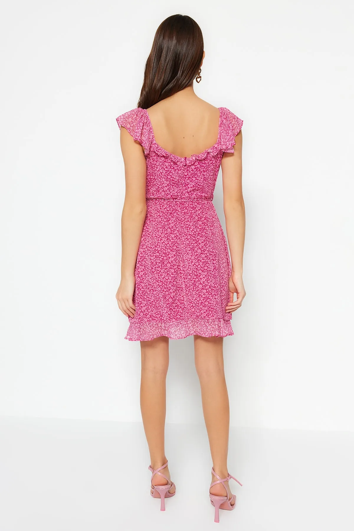 Trendyol Collection  Fuchsiafarbenes, zweireihiges, gefüttertes Mini-Webkleid mit Rüschen TWOSS23EL01781